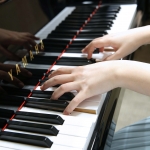 アニソンなど、好きな曲でレッスンOK！中学生～年齢制限なく習える、大人のピアノと大人のエレクトーン